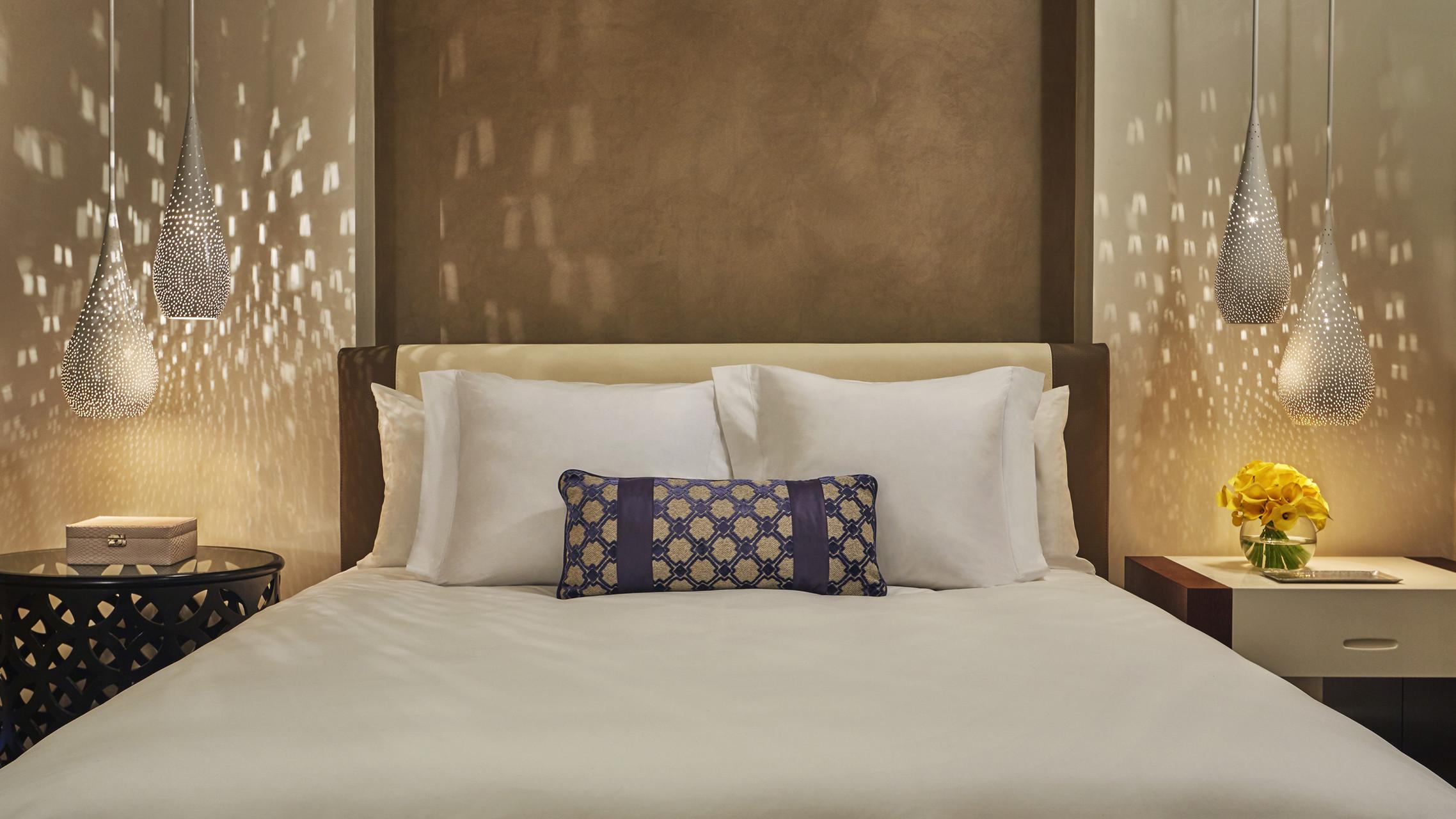 Four Seasons Hotel Casablanca Ngoại thất bức ảnh A bed with a throw pillow