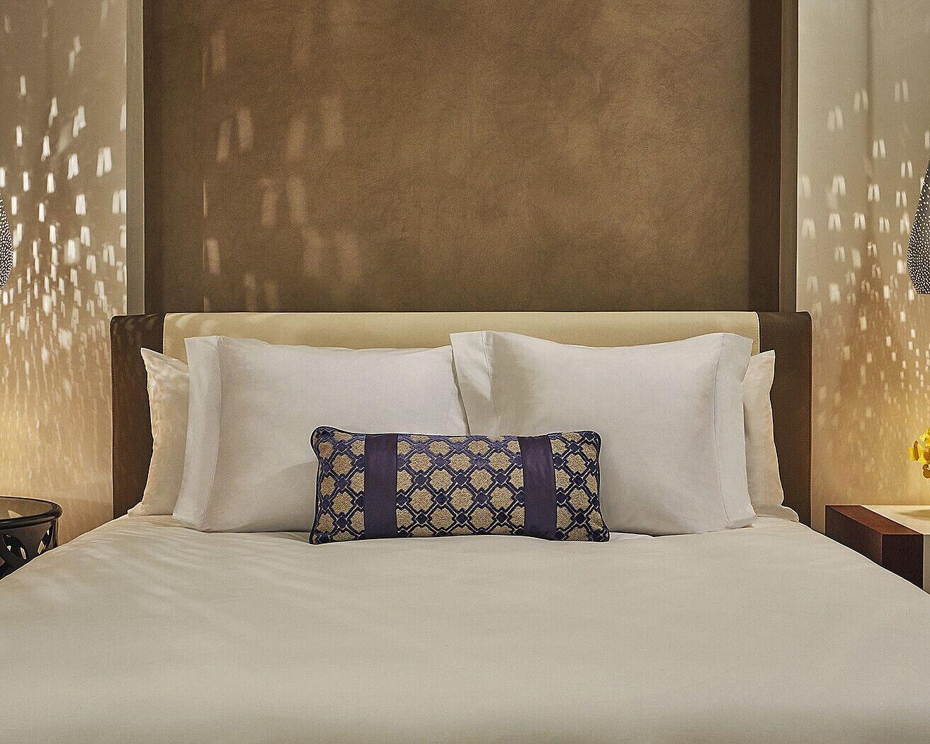 Four Seasons Hotel Casablanca Ngoại thất bức ảnh A bed with two pillows
